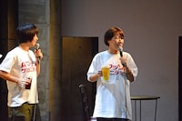 オープニングで乾杯の挨拶を務めるAマッソ村上（右）。