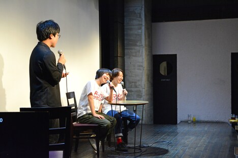 左から放送作家・東原、Aマッソ。