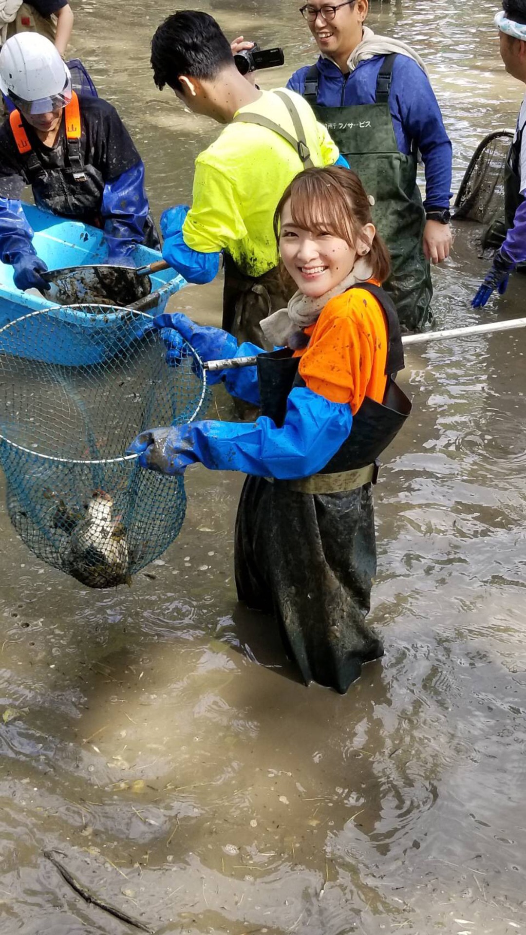 池の生物を捕獲する生駒里奈。(c)テレビ東京