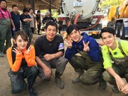 「池の水ぜんぶ抜く大作戦」に挑戦した生駒里奈（左端）と葉山奨之（右端）。(c)テレビ東京