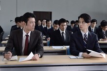 左から、ネプチューン原田演じる毒島徹と千葉雄大演じる加賀谷学。