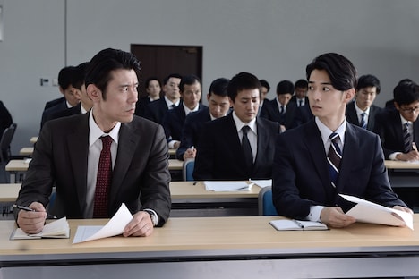 左から、ネプチューン原田演じる毒島徹と千葉雄大演じる加賀谷学。