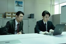 左から、ネプチューン原田演じる毒島と千葉雄大演じる加賀谷。