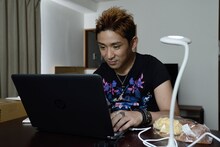 アルコ＆ピース酒井演じるクラッカーの大野俊也。