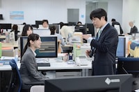 北川景子演じる稲葉麻美（左）とバカリズム演じる小柳守（右）。