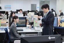 北川景子演じる稲葉麻美（左）とバカリズム演じる小柳守（右）。