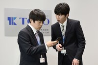 左から、バカリズム演じる小柳守、田中圭演じる富田誠。