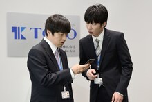 左から、バカリズム演じる小柳守、田中圭演じる富田誠。