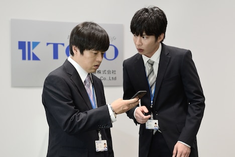 左から、バカリズム演じる小柳守、田中圭演じる富田誠。