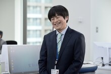 笑顔の小柳（バカリズム）。