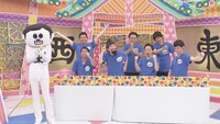 タイタン所属芸人と西東さん（左端）。(c)中京テレビ