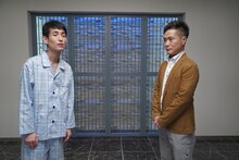 「ドロ刑 ｰ警視庁捜査三課ｰ」第3話のカラテカ出演シーン。(c)日本テレビ