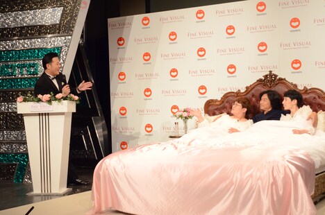 一風変わった“ベッドイン会見”の様子。ハリセンボンの2人はテット・ワダに腕枕されうっとり。