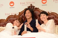 ハリセンボンとテット・ワダ（中央）。