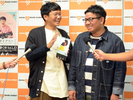 囲み取材に応じるミキ。