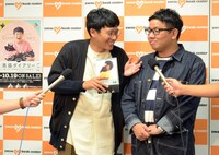 ベテラン感たっぷりにボケる昴生（右）にツッコミを入れる亜生（左）。