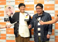 囲み取材の様子。