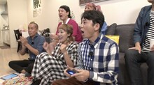 丸山桂里奈宅でゲームをプレイする有吉弘行（右）ら。(c)テレビ東京