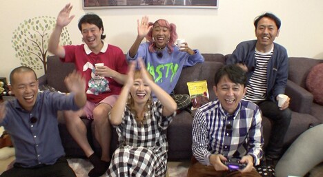 ゲームで盛り上がる有吉弘行ら。(c)テレビ東京