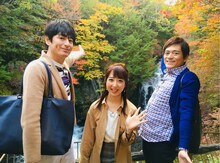 日光を訪れる博多華丸・大吉と川田裕美（中央）。