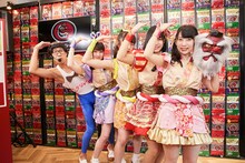 左からひょっこりはん、はっぴっぴ。