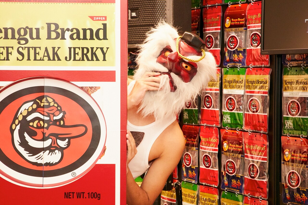 ひょっこりはんがテングジャーキーのロゴ突き破る、本人も天狗化