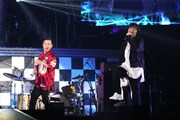 三浦大知とダンスするナインティナイン岡村（左）。