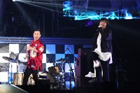 三浦大知とダンスするナインティナイン岡村（左）。