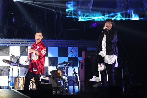 三浦大知とダンスするナインティナイン岡村（左）。