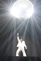 「サタデー・ナイト・フィーバー」に乗って登場したナインティナイン岡村。