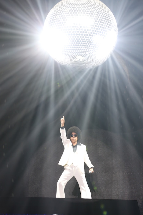 「サタデー・ナイト・フィーバー」に乗って登場したナインティナイン岡村。