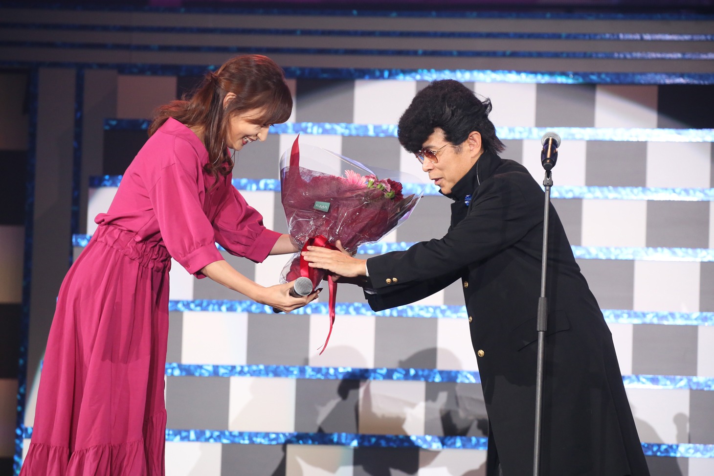 ナインティナイン岡村に花束を渡す熊田曜子（左）。