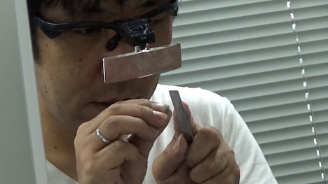 ガンプラ作りに励むパンクブーブー佐藤。(c)MBS