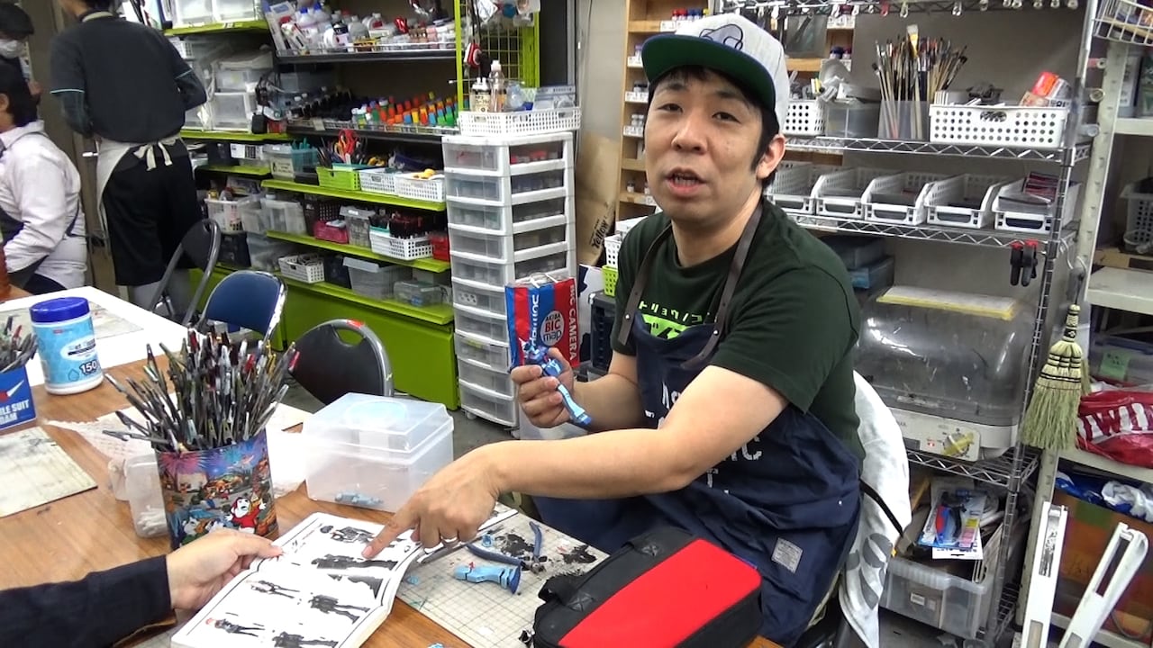 漫才師パンクブーブー佐藤のもう1つの顔、ガンプラ作りに密着