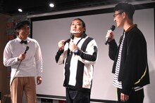 「ツバガード」を装着してきたことをアピールするロバート秋山（中央）。