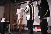 ロバート秋山に言われてカントリーダンスを踊るロバート山本（左）。
