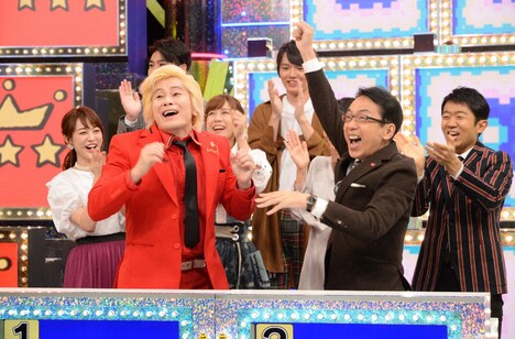 「福澤ナイン」の（手前左から）メイプル超合金カズレーザー、福澤朗ら。(c)テレビ朝日