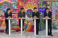 （左から）バカリズム、博多華丸、MCの雨上がり決死隊。(c)テレビ朝日