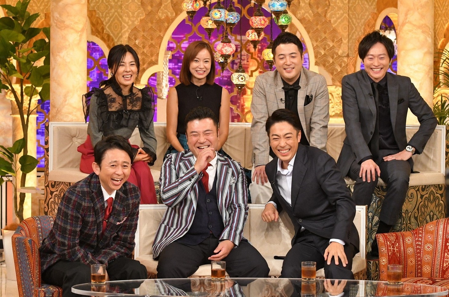 アンタッチャブル山崎（前列中央）がゲスト出演する「櫻井・有吉THE夜会」のワンシーン。(c)TBS