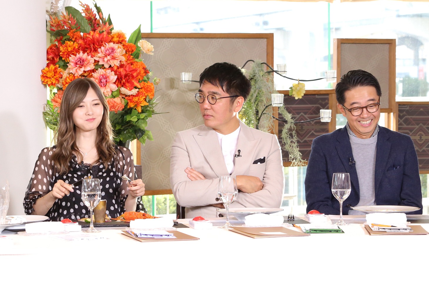 VIPチャレンジャーの白石麻衣（左）とおぎやはぎ。(c)日本テレビ