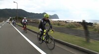 ロードバイクで八丈島を巡る有吉弘行ら。(c)テレビ東京
