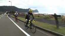ロードバイクで八丈島を巡る有吉弘行ら。(c)テレビ東京