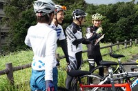 「有吉と7人の島人たち～八丈島で人探し！爆笑ハプニングの旅SP」より。(c)テレビ東京