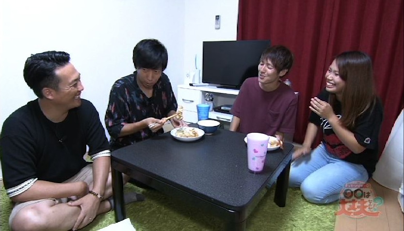 リルガーデンあその自宅を訪れる藤崎マーケット（左から2人）。(c)MBS