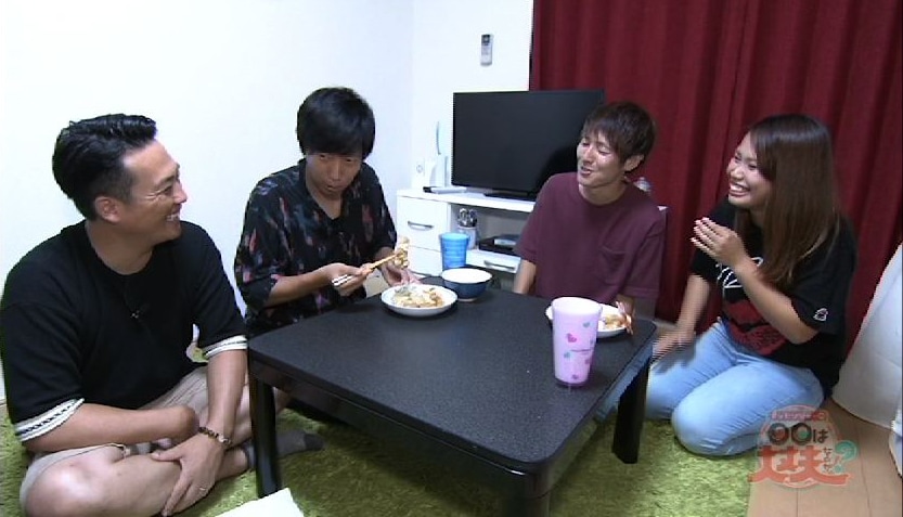 リルガーデンあその自宅を訪れる藤崎マーケット（左から2人）。(c)MBS