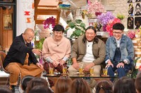 （左から）笑福亭鶴瓶、ロバート。(c)TBS