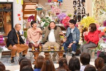 「A-Studio」に出演する（左から）笑福亭鶴瓶、ロバート、川栄李奈。(c)TBS