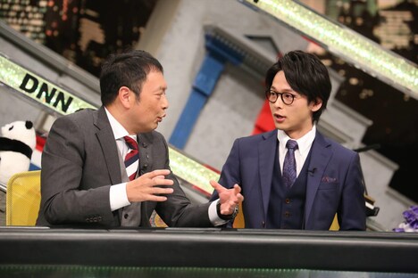 （左から）中川家礼二、中村倫也。(c)フジテレビ