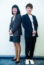 ハイヒール・リンゴに扮するアインシュタイン稲田（左）と河井（右）。