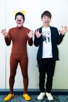 MBSのキャラクター・らいよんチャンに扮するアインシュタイン稲田（左）と河井（右）。